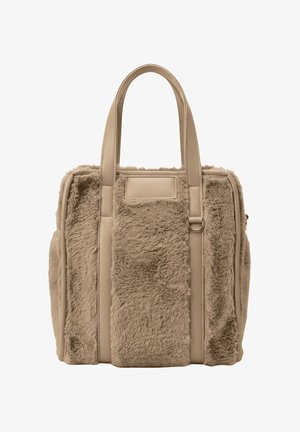 Bolso beige con paneles de piel sintética suave, asas de cuero y una parche rectangular en el frente, diseñado para llevar en la mano o al hombro.