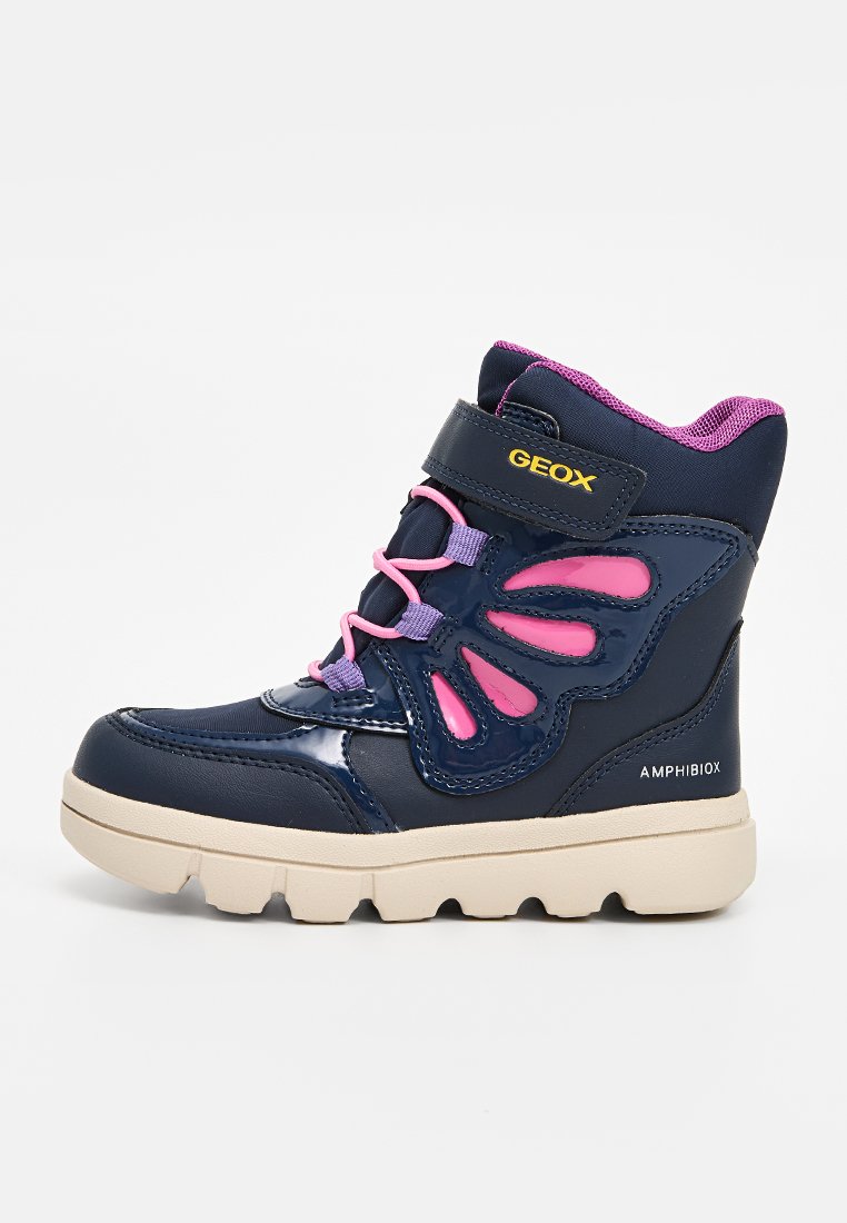 Marineblaue Kinderstiefel mit pinkem Schmetterlingsflügel-Design, pinken Schnürsenkeln, beiger Sohle und Klettverschluss, gekennzeichnet mit Geox, Amphibiox wasserdichte Funktion.