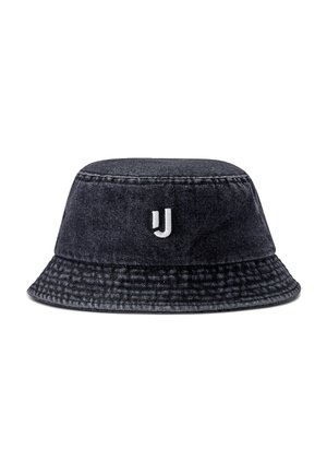 Sort denim bucket hat med en tekstureret skygge, prydet med et hvidt broderet logo foran og synlige syninger.