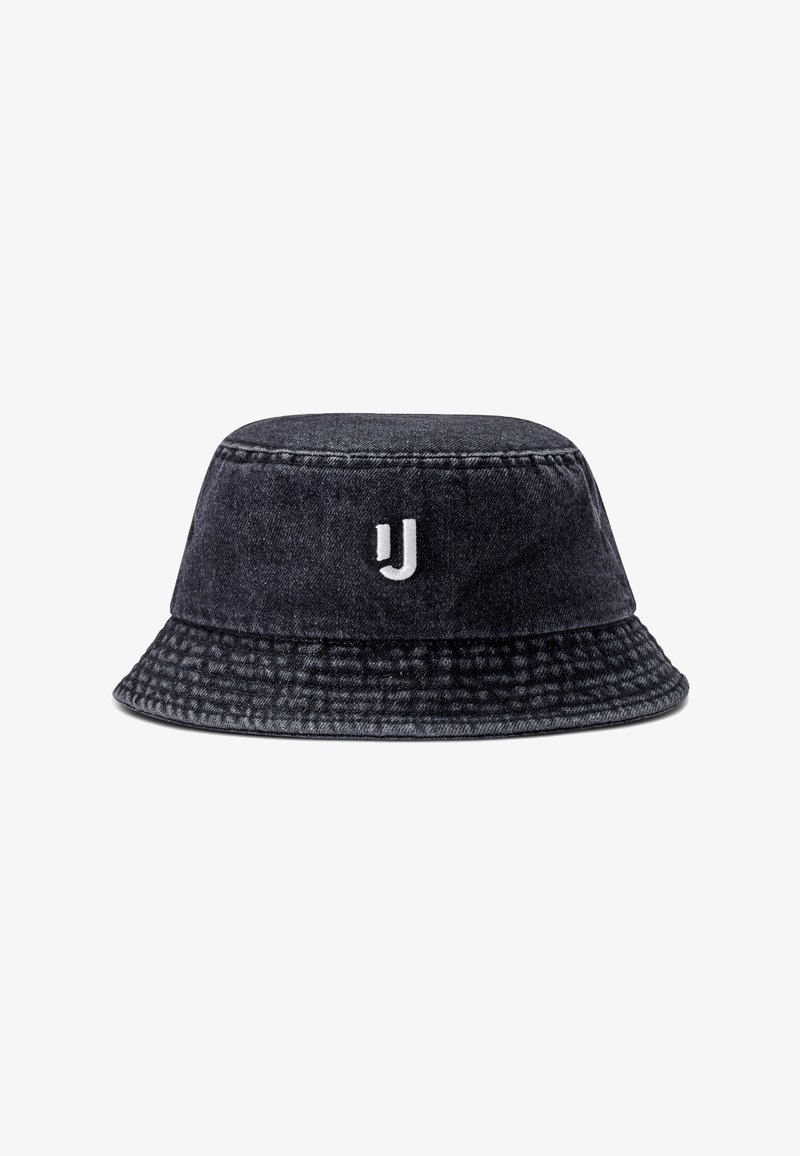 Pălărie din denim negru tip bucket, cu o margine texturată, având un logo brodat alb în față și detalii de cusătură vizibile.