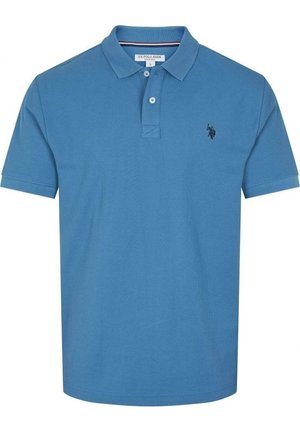 Polo bleu en tissu texturé, avec un col, une patte de boutonnage à deux boutons et un petit logo brodé sur la poitrine gauche.