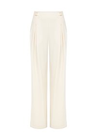 Pantaloni a gamba larga color crema con pieghe sulla parte anteriore e dettagli metallici dorati in vita. Tessuto morbido e design fluido.