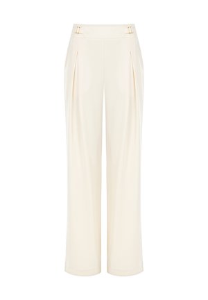Pantaloni a gamba larga color crema con pieghe sulla parte anteriore e dettagli metallici dorati in vita. Tessuto morbido e design fluido.