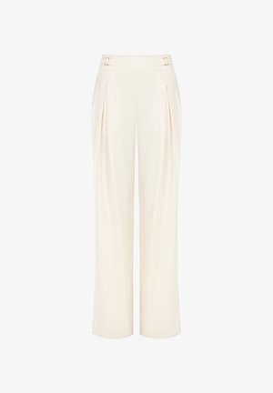 Pantaloni a gamba larga color crema con pieghe sulla parte anteriore e dettagli metallici dorati in vita. Tessuto morbido e design fluido.