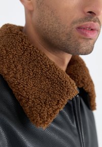 Pier One Μπουφάν από συνθετικό δέρμα - black