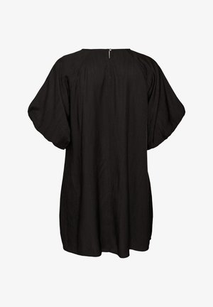 Schwarzes, locker sitzendes Kleid mit kurzen, weiten Puffärmeln und einem Reißverschluss am hinteren Halsausschnitt, auf weißem Hintergrund dargestellt.