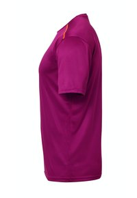 Korte mouwen sportshirt in levendig magenta met een oranje accent op de schouder. Gemaakt van lichte, zachte stof met een losse pasvorm.