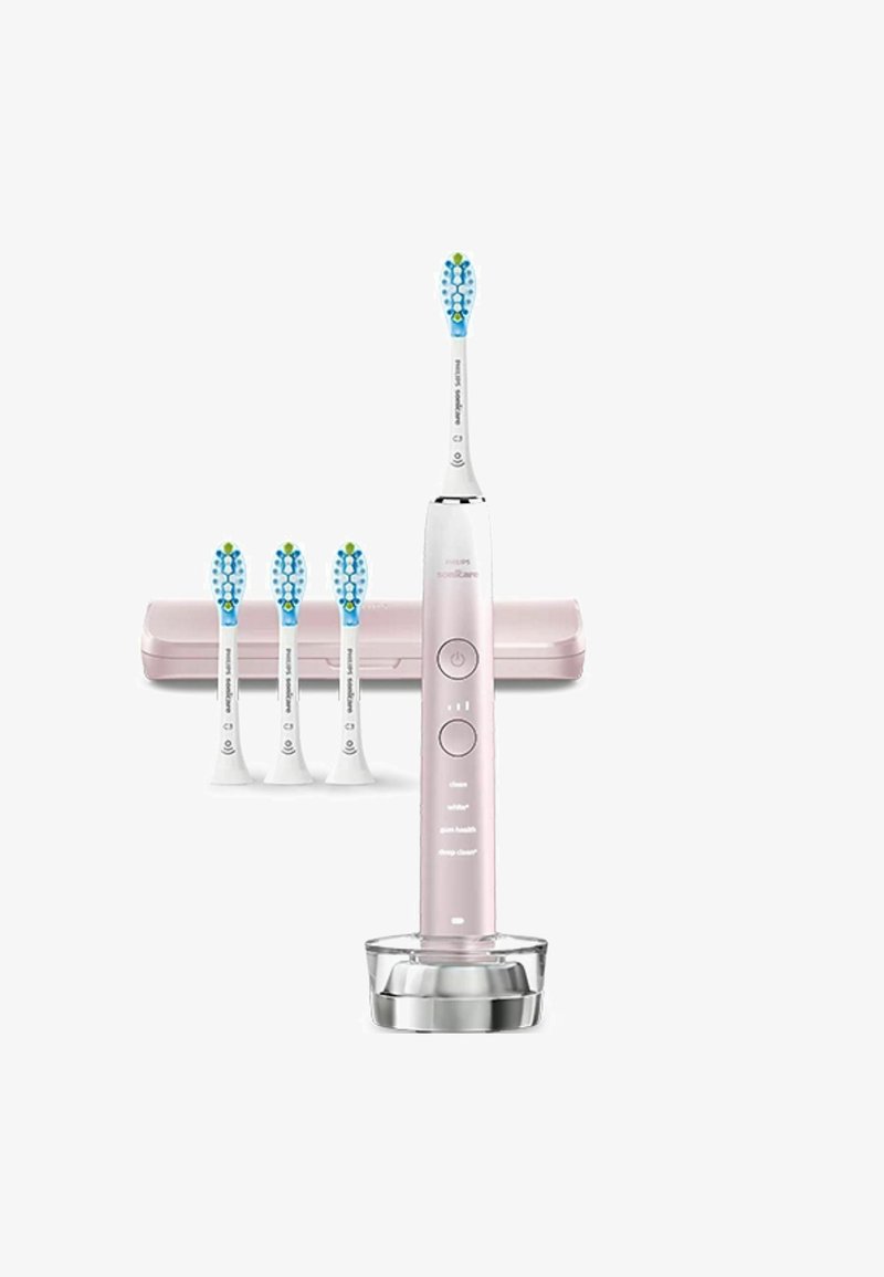 Elektrische Zahnbürste mit pinkem Griff, weißem Bürstenkopf, vier blauen und grünen Ersatzbürstenköpfen und Ladestation.