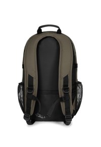 Sac à dos avec un matériau extérieur vert olive foncé, des accents noirs, des bretelles rembourrées et des poches latérales en maille pour un espace de stockage supplémentaire.