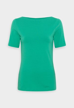 T-shirt vert moulant à manches courtes avec un col bateau, présenté sur un fond gris clair uni.