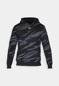 Zwarte hooded sweatshirt met grijze abstracte patronen, voorzien van een voorkantzak en een oranje logo bij de hals. Zacht materiaal met geribbelde manchetten.