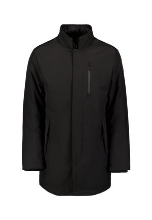 Manteau noir imperméable avec un col haut, poche zippée sur la poitrine et poches latérales ; présente un design épuré et minimaliste.