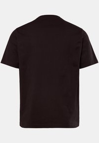 Camiseta negra de manga corta hecha de algodón, con cuello redondo y un diseño en la parte posterior simple y sin adornos. Textura suave, ajuste casual.