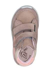 Brauner Wildlederschuh mit zwei Klettverschlüssen, runder Zehenpartie und dezenten rosa Akzenten. Verfügt über eine strukturierte Innensohle und eine durchsichtige Gummisohle.