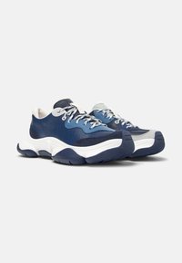 Niebieskie i granatowe skórzane sneakersy z białymi gumowymi podeszwami, z teksturowanymi akcentami i szarymi detalami. Posiadają tonalne sznurówki i wyściełany język.