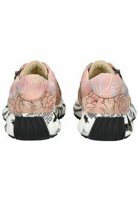 Sneaker in tessuto rosa con embossing floreale, suole a contrasto nere e bianche con motivo, e design a punta arrotondata.
