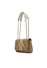 Borsa a mano marrone con texture e motivo geometrico, con manici in pelle, catena color oro e strisce bianche. Presenta il logo "GUESS EST 1981."