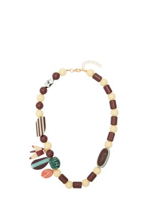 Naszyjnik z naprzemiennie ułożonymi kremowymi i ciemnobrązowymi koralikami, z różnorodnymi wzorzystymi i wielokolorowymi ozdobnymi koralikami w pobliżu zapięcia i na środku.