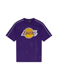 Camiseta de baloncesto de malla morada con cuello redondo, mangas cortas y un destacado logo impreso de Los Angeles Lakers con un diseño de baloncesto.