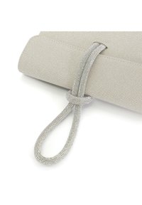 Zilveren clutch bag van textuurstof, met een gevlochten metalen handvat. Sluit ontwerp met een elegante knoopdetail.