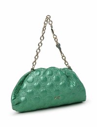 Borsa a tracolla in eco-pelle trapuntata verde, con una forma arrotondata, manico a catena e motivo floreale impressa sulla superficie. Dettaglio logo dorato visibile.