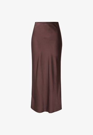 Bruine satijnen midi-rok met een gladde textuur, een aansluitende taille en een rechte silhouet, met een subtiele glans en zonder zichtbare patronen.
