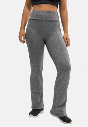 Pantalones deportivos grises con un diseño acampanado, cinturilla ancha y tejido suave y elástico. Sin patrones visibles; detalles de costura mínimos.