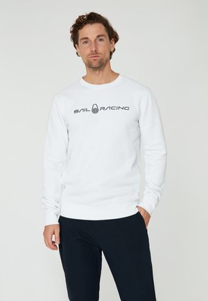 Sudadera de algodón blanca con el logo "SAIL RACING" en negro, cuello redondo, mangas largas y puños acanalados con un corte relajado.