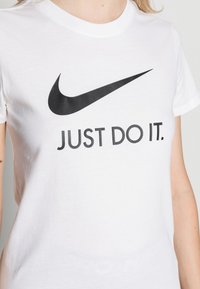Nike Sportswear W NSW TEE JDI SLIM - Majica kratkih rukava s printom - white/black