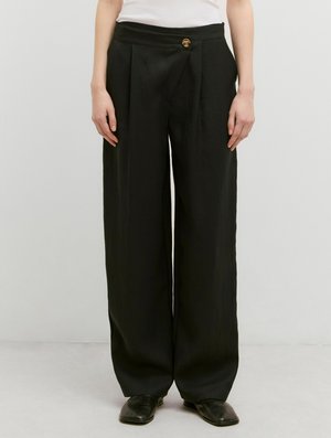 Zwarte wijde broek van lichtgewicht stof, met een voorplooibaan, een enkele gouden knoopsluiting en een gladde textuur.