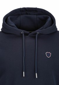Marineblauwe hoodie van zacht materiaal met een trekkoordcapuchon, voorzien van een klein, geborduurd schildlogo op de borst.