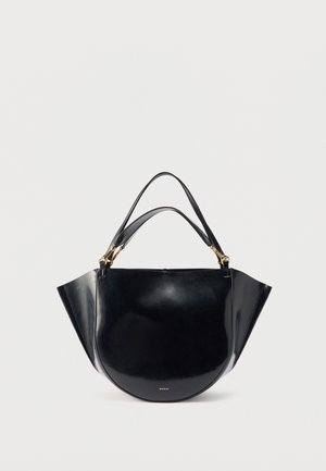 Sac à main en cuir noir brillant avec base arrondie, côtés larges, deux poignées supérieures et petit logo de marque doré à l'avant.