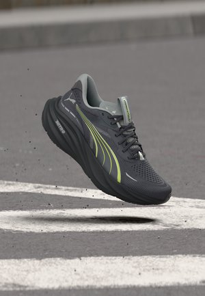 Puma, MAGNIFY NITRO 3 - Обувки за бягане по асфалт - moody gray/sunny lime