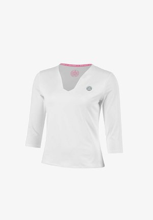 Chemisier blanc pour femme avec manches trois-quarts, encolure en V, et un petit logo circulaire sur le côté gauche de la poitrine.