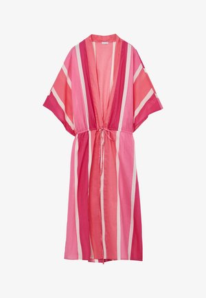 Vestido largo y ligero estilo kimono con mangas anchas, rayas verticales en rosa y blanco, y cintura ajustable con cordón.