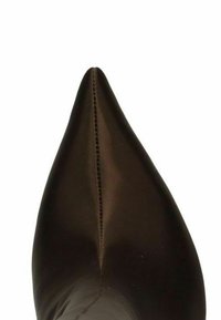 Bruine puntige schoen met een smooth satijnen afwerking, met een centrale naad over de bovenkant en die naar een scherpe punt toeloopt.