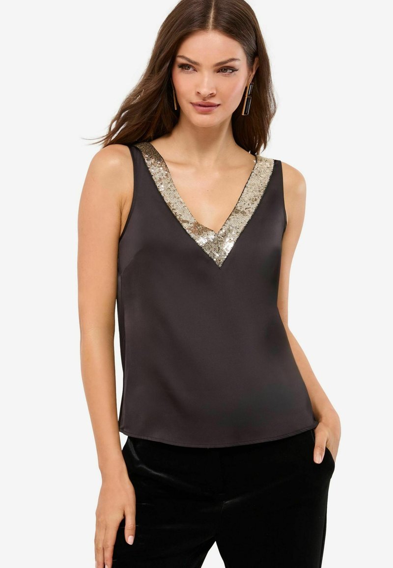 Czarny top bez rękawów z głębokim dekoltem w kształcie litery V, ozdobiony złotymi cekinami. Gładka tekstura, prosty krój i luźny fason.