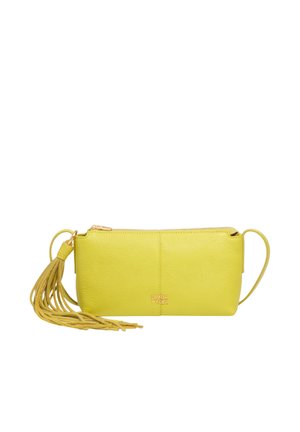 Pequeño bolso bandolera rectangular de cuero amarillo con detalle de borla en la cremallera y correa fina, con la marca Bimba y Lola en el centro delantero.