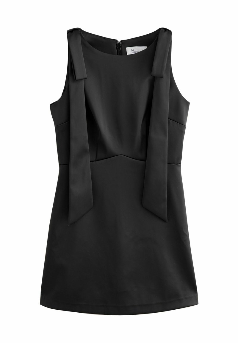 Robe courte noire sans manches avec un décolleté carré et deux longs liens en tissu suspendus aux épaules.