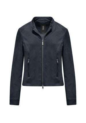 Giacca blu navy con zip frontale, colletto rialzato, due tasche laterali e texture liscia. Caratterizzata da una vestibilità su misura e maniche lunghe.