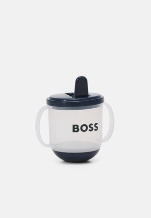 Tasse transparente avec couvercle et base bleu foncé, deux poignées latérales, et le mot « BOSS » imprimé en lettres noires en gras sur le devant.