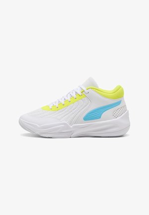 Baskets de sport blanches avec col de cheville jaune, logo latéral bleu clair, tige en mesh et lacets blancs, vues de côté extérieur.