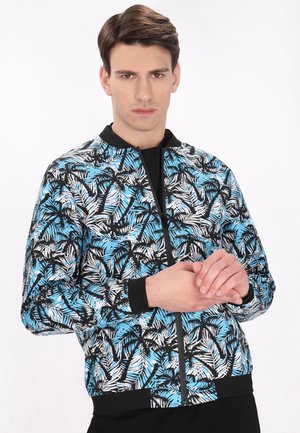 Bomberjacke mit einem lebhaften blauen und schwarzen Blattmuster, mit Reißverschluss vorne, gerippten Bündchen und Kragen. Glatte Stofftextur.