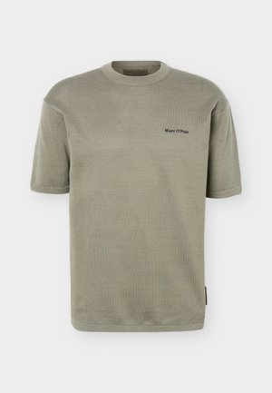 Ελαφρύ ελιά πράσινο πλεκτό T-shirt με κοντά μανίκια, στρογγυλή λαιμόκοψη και μικρό μαύρο λογότυπο "Marc O'Polo" στο αριστερό στήθος.