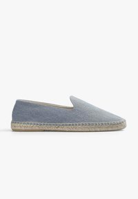 Denim slip-on espadriller med en vævet jute sål, der har et fiskebensmønster i lyseblå nuancer og en forlænget silhuet.