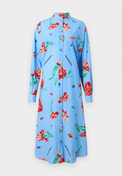 Vaaleansininen mekko, jossa on pitkät hihat, punaisia ja vihreitä kukkakuoseja, napitettava etuosa, kaulus ja painettuja yksityiskohtia, kuten kyniä ja perhosia.