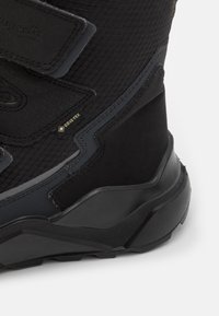 Stivale da trekking nero realizzato in nylon testurizzato e camoscio, dotato di suola rinforzata, cinturini in velcro e dettaglio del logo GORE-TEX.