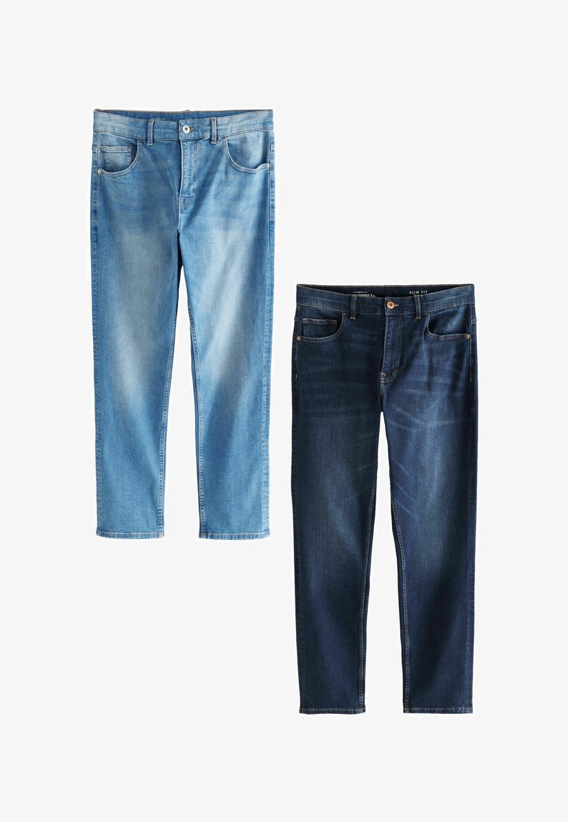 Două perechi de blugi: perechea din stânga este bleu deschis, ușor deteriorată; perechea din dreapta este bleumarin, cu croi slim și textură netedă, având designul clasic cu cinci buzunare.