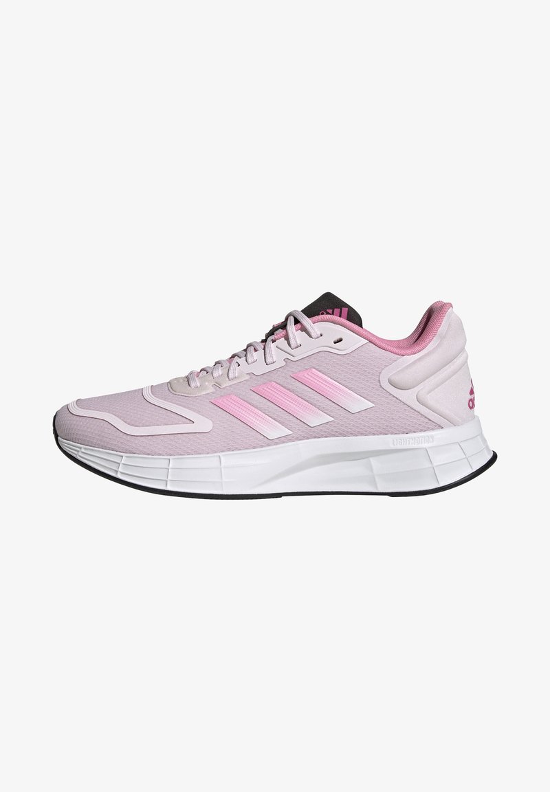 Chaussure de running Adidas rose clair avec des rayures blanches et roses, semelle blanche amortissante, semelle extérieure noire et doublure intérieure rose.