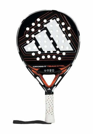 Zwart en oranje padelracket met een geperforeerd oppervlak, voorzien van een getextureerde grip en een onderscheidend driehoekig logodesign.